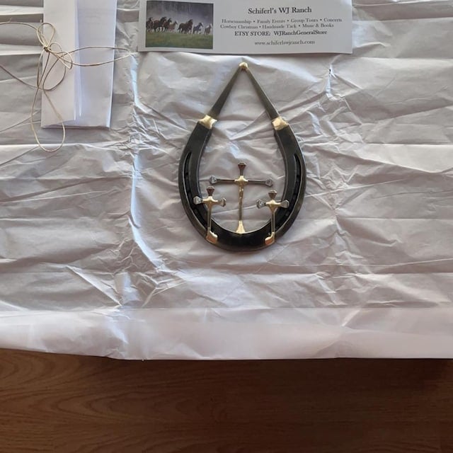 (🔥HOT SALE NOW 49% OFF) - ✝️Horseshoe Nail Cross Wall Decoration