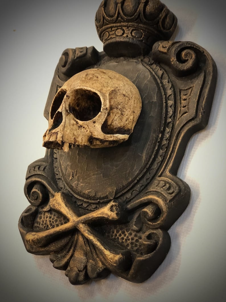 Hanging Skull Plaque