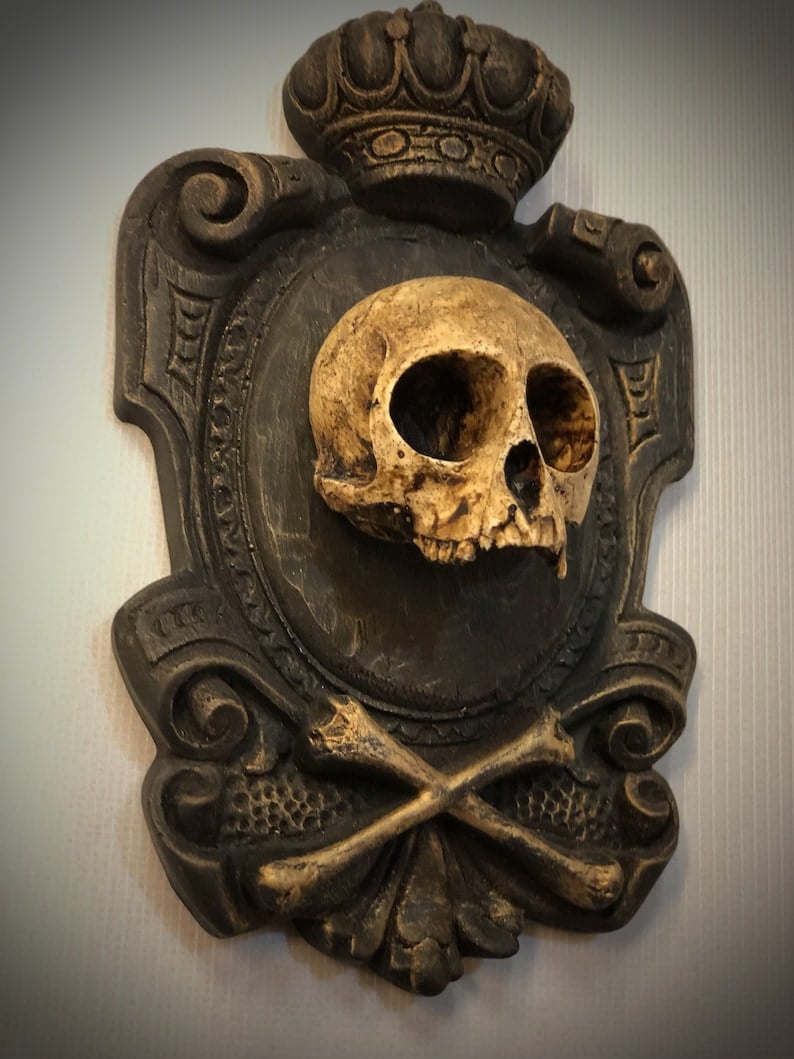 Hanging Skull Plaque